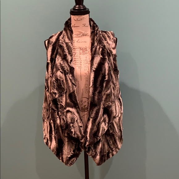 W D • N Y Jackets & Blazers - 💕5/$15 Faux Fur vest, blacks, grays, whites 🖤